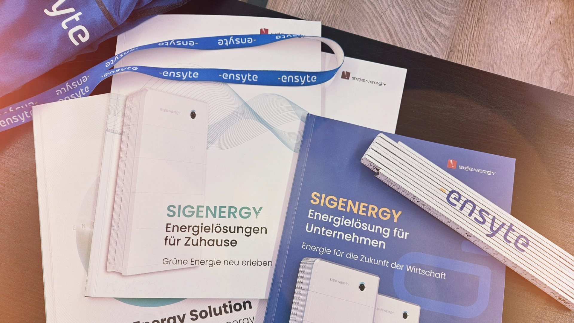 Broschüren der Firma SIGENERGY liegen auf einem Schreibtisch.
